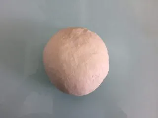 德国碱水面包普雷结,用面包机揉成团后,加入黄油继续和面