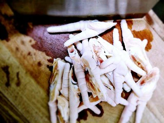 ~泡椒凤爪~,对半切开，切成想要的大小。