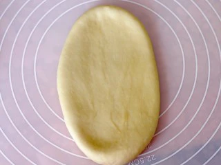 超绵软吐司(一次发酵),分别擀成牛舌状。