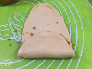 奶酪火腿肉松面包,底部向上覆盖。