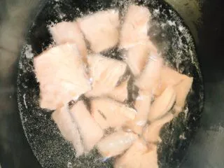 白灼沙拉三文鱼-西餐、年夜饭,全部放入锅中开水焯2～3分钟后捞起装盘里。