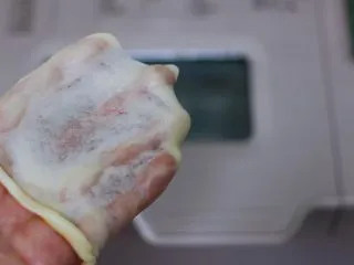 椰蓉奶香面包圈,揉至面团出现不容易破的手套膜即可。