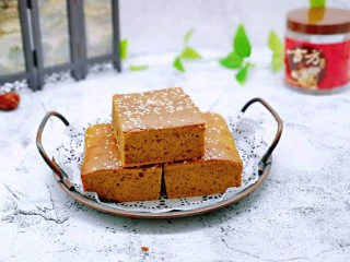 红糖枣糕别在外面买了~自己在家做~健康无添加,红糖枣糕出炉啦~晾凉后再脱模,切开即可享用。