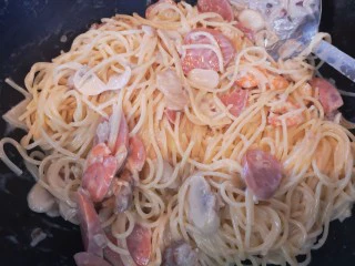 改版奶油意面,倒入煮好的意面，加少许盐后翻炒均匀