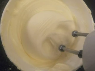 来自冬天的温暖—重芝士布朗尼蛋糕,开打蛋器低速搅打。