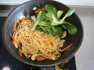 香炒意面|中式意面,加入处理好的油菜翻炒(如果太干、可以加入少量面汤);
