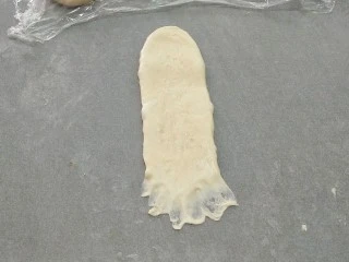 椰蓉奶油面包,把底部压扁