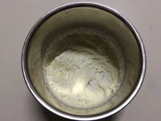 百香果冻芝士蛋糕,135克淡奶油中加入14克糖粉,用电动打蛋器中速打发至8-9分发