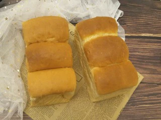 超软拉丝北海道土司(2个),考到你满意的色泽后拿出。