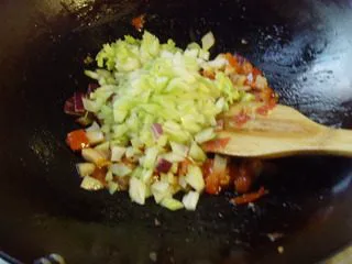 杂菜意大利粉,再加入西芹和洋葱粒, 翻炒均勻, 爆香,