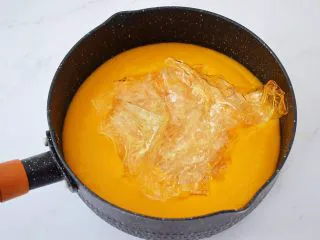 寿星公芒果慕斯蛋糕(十寸),倒入锅中,再加入吉利丁片,记得要先把吉利丁片挤干再加入