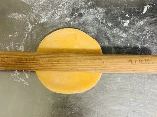 胡萝卜华夫饼,擀成中间后边薄的面皮