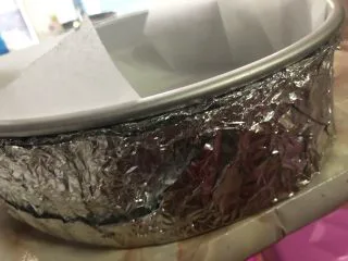 十寸古早蛋糕,模具外包锡纸，一是不要让水进去，二是可以防止蛋糕侧面上色。我的锡纸比较薄，这里我包了4层。