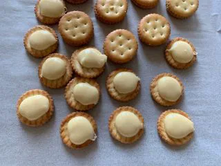 超级拉丝牛轧饼干,这么简单，快做起来吧糖浆挤在饼干上