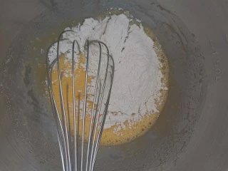 卡通圆环戚风蛋糕,加入过筛面粉,拌匀