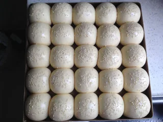 小面包(玉米油版),表面喷水,撒白芝麻