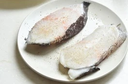 香煎杏仁鳕鱼,在鳕鱼的两面均匀地撒上盐和胡椒粉。