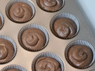 巧克力熔岩杯子蛋糕,再挤一层蛋糕面糊盖住甘纳许(大约9分满。表面不需要震平。入炉后会自然流平的)