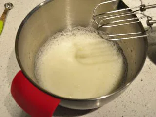 日式豆乳盒子蛋糕,电动打蛋器以中速打至粗性发泡,加入1/3的细砂糖。