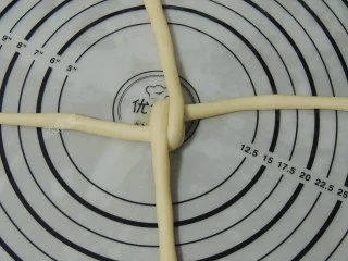 砂糖麻花面包,然后将竖向那股长条上下折叠,交错压住第一股。