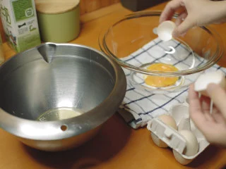 抹茶魔法蛋糕,准备:模具中垫烤纸,烤箱预热150度 蛋黄和蛋清分开