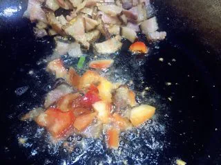 #老油条的青春#回锅油条炒腊肉,把腊肉推在锅的一遍，放入甜椒