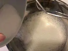 韩式—草莓蛋糕卷,"打蛋白霜~ 将蛋白打出粗泡⋯"