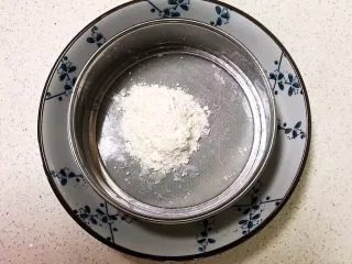 宝宝健康食谱 旺仔小馒头,另取一个盘子，把低筋粉过筛