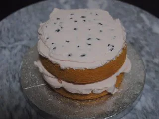 巧克力淋面蛋糕,放上蜜豆抹平