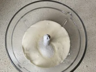 奥利奥木糠杯,淡奶油加糖打发