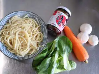 香炒意面|中式意面,准备食材: 意面150g、胡萝卜1根、油菜适量、口蘑3个、香菇酱1勺、盐1g、蒜瓣1个;