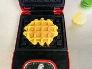 胡萝卜华夫饼,7分钟后开盖 ， 金灿灿的胡萝卜🥕华夫饼