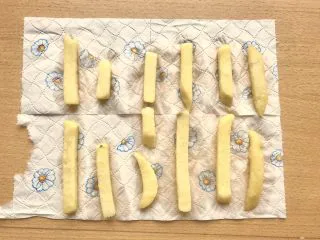 薯条的N种吃法,捞出来放厨房纸巾上吸干水分,不然等会炸会溅。