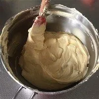 百利甜酒核桃磅蛋糕,这张图就是放入了所有的材料后的状态,会更加润滑 夏天温度高如果有点稀要放冰箱冷藏一会