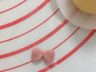 卡通果蔬馒头-小蜜蜂,用红菜头面团压出一个蝴蝶结形状做装饰