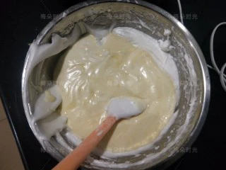 可可旋风蛋糕卷,然后把拌好的面糊倒进蛋清的盆里,继续翻拌均匀。要快且轻柔。