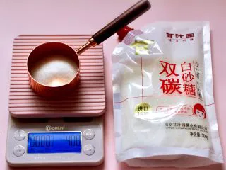 海虾杂蔬披萨,宝贝喜欢带甜味的披萨饼皮,所以和面的时候就多加了称重的白砂糖,给宝贝吃就是要用好一点的原料。
