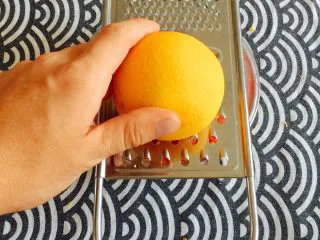 夏日开胃小菜——柠檬橙香萝卜,再取新鲜柠檬和橙子刨下表面薄薄的一层皮； 