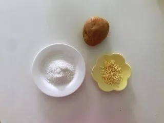 土豆爆浆芝士,准备好食材,图中上镜土豆只有一个的原因是另一个已经去皮了,拿出来两个不一样,干脆不让它出来了,呵呵。