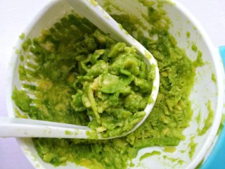 牛油果鸡蛋火腿三明治,捣成泥加丁点盐和黑胡椒。鸡蛋煎熟。