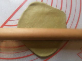 爆浆抹茶冰心面包,排出空气