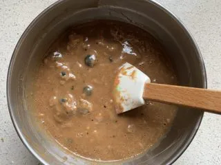 蓝莓麦芬蛋糕,用刮刀翻拌到全部湿润，这时候的面糊多块又粗糙，没事的，不要过度搅拌！