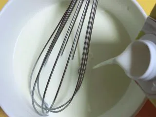 浓香蜜瓜蛋挞,再加入牛奶,搅拌均匀。