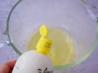 7寸中空原味戚风蛋糕,蛋清中加入柠檬汁，用电动打蛋器打至粗泡