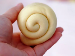 超绵软吐司(一次发酵),由上至下卷起,两圈半为宜。