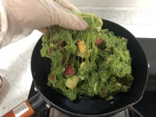 网红~~~抹茶雪花酥,用一次性手套将所有材料充分混合。