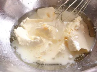 奶油奶酪戚风,奶酪盆放锅上面搅拌至顺滑