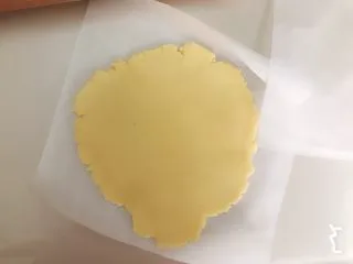 草莓挞（蛋挞皮➕蛋挞水通用）,两张油纸夹住面团擀开，约6mm后