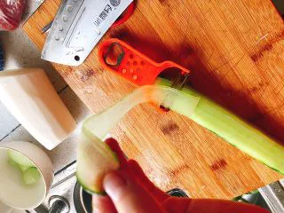 白灼沙拉三文鱼-西餐、年夜饭,用刮皮刀刮出薄片。