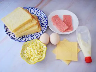 鸡蛋芝士爆浆吐司,准备好材料